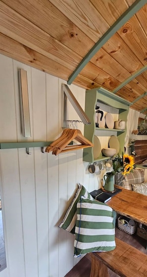 Interior - Cosy Shepherd`s Hut Cobblers Cabin (Northamptonshire)