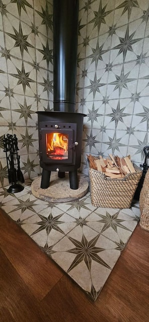 Interior - Cosy Shepherd`s Hut Cobblers Cabin (Northamptonshire)
