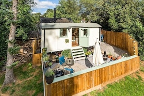 Outdoor dining - Cosy Shepherd`s Hut Cobblers Cabin (Northamptonshire)