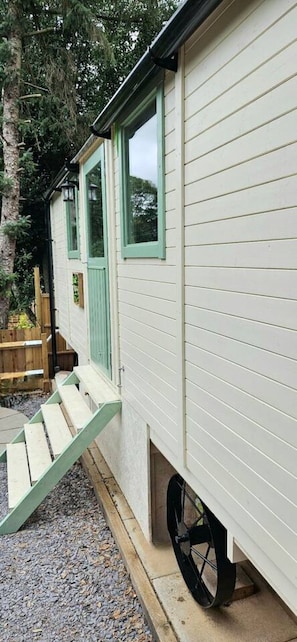 Exterior detail - Cosy Shepherd`s Hut Cobblers Cabin (Northamptonshire)