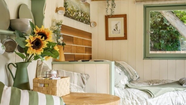 Een bureau, wifi, beddengoed