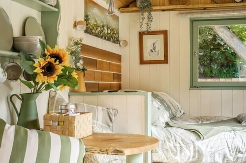 Cosy Shepherd`s Hut Cobblers Cabin
