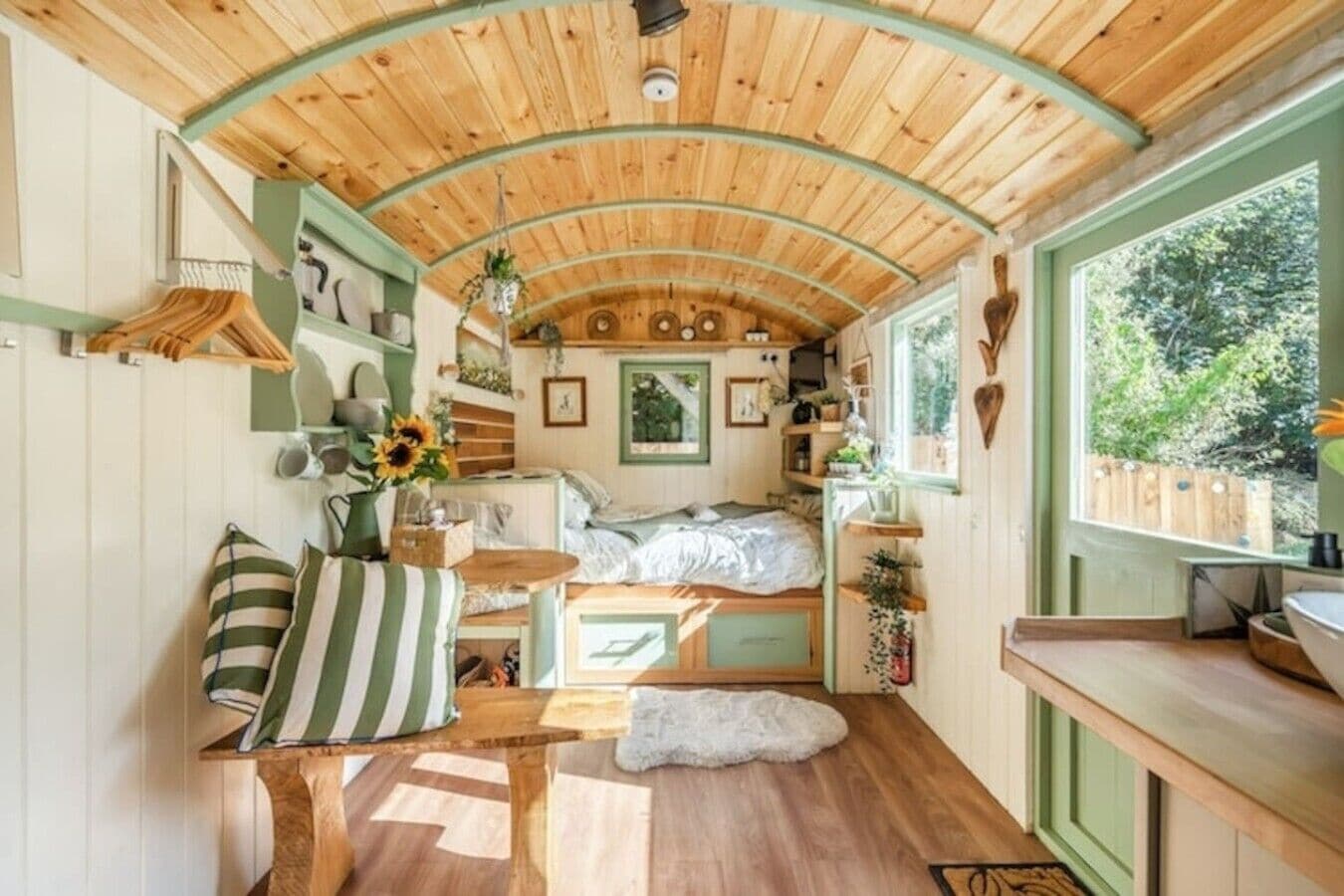 Desk, WiFi, bed sheets