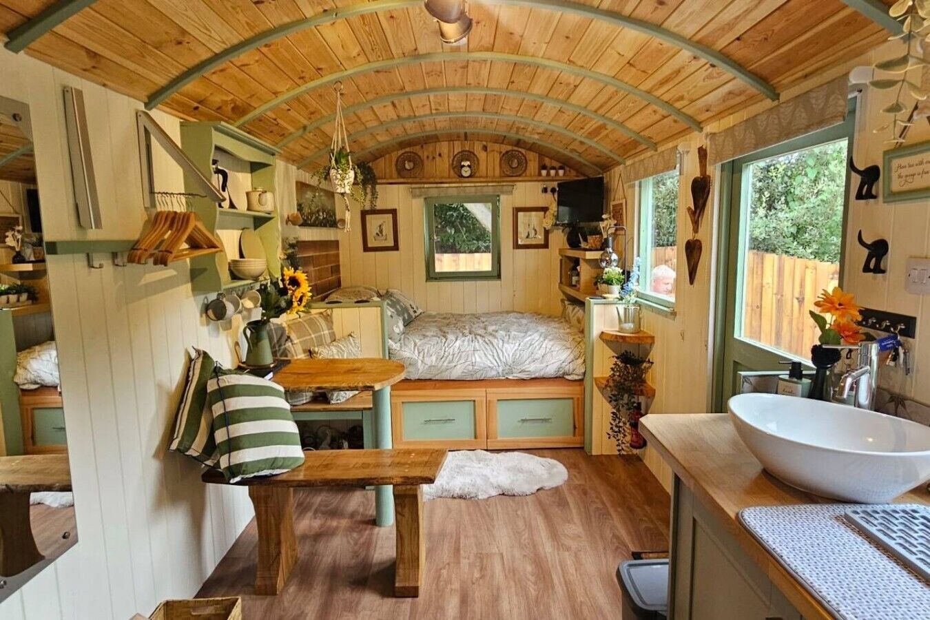 Desk, WiFi, bed sheets
