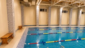 Inomhuspool och en säsongsöppen utomhuspool