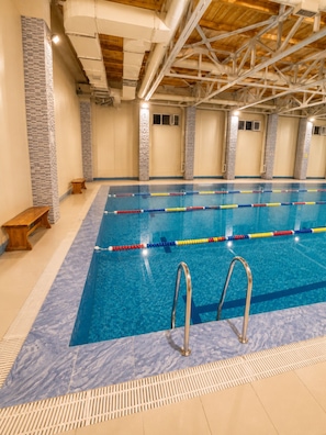 Piscina interna, piscina externa sazonal