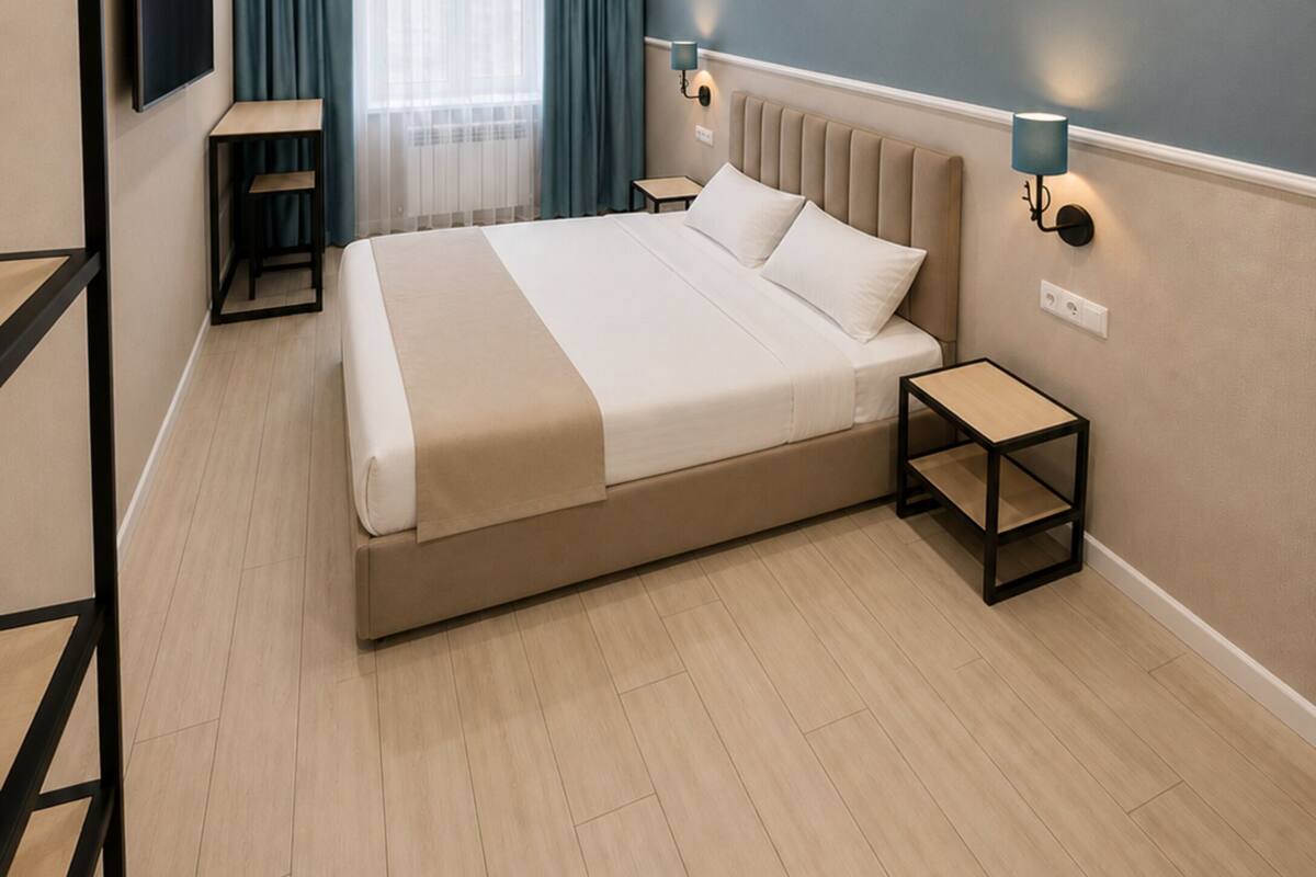 Quarto casal standard, vista para a piscina | Cofres nos quartos, escrivaninha, espaço de trabalho para notebook