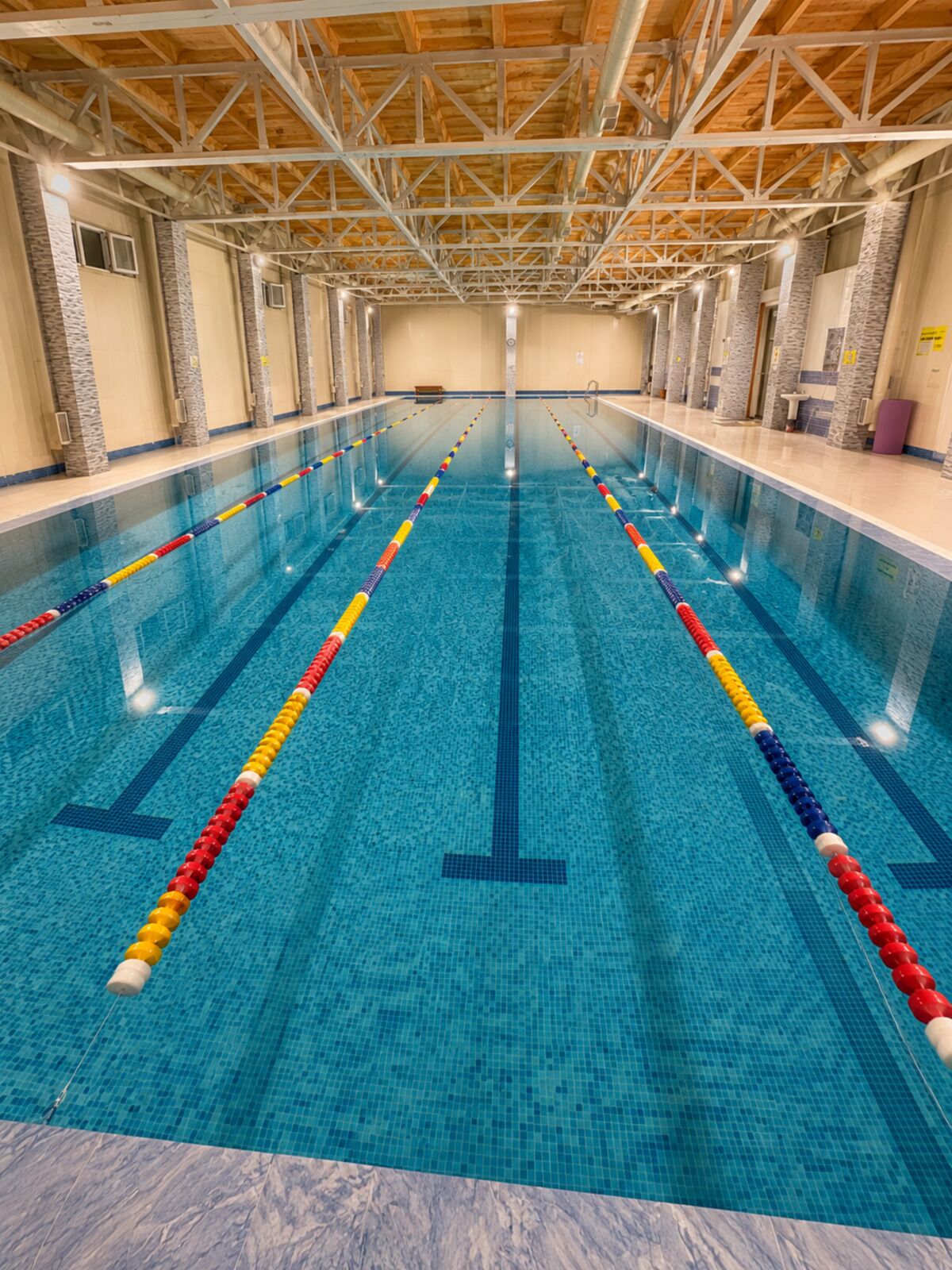 Piscine intérieure, piscine extérieure en saison