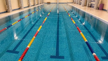 Piscine intérieure, piscine extérieure en saison