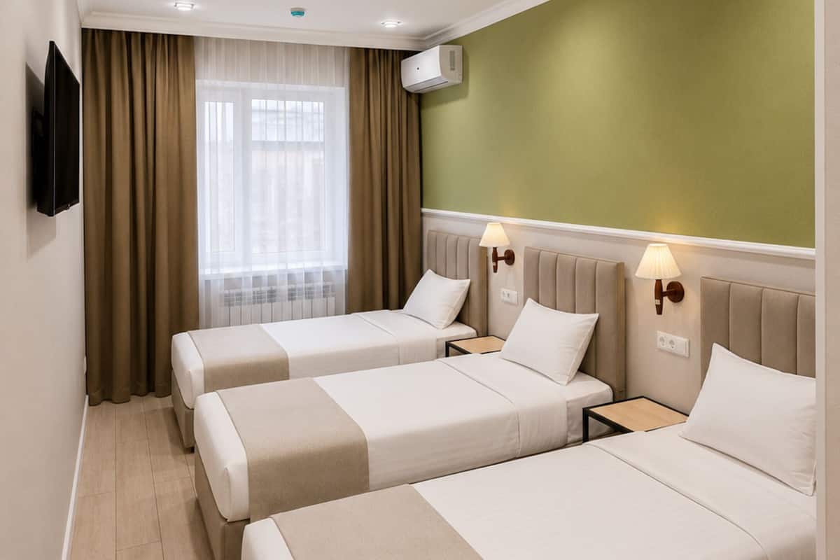 Quarto triplo standard, vista para a piscina | Cofres nos quartos, escrivaninha, espaço de trabalho para notebook