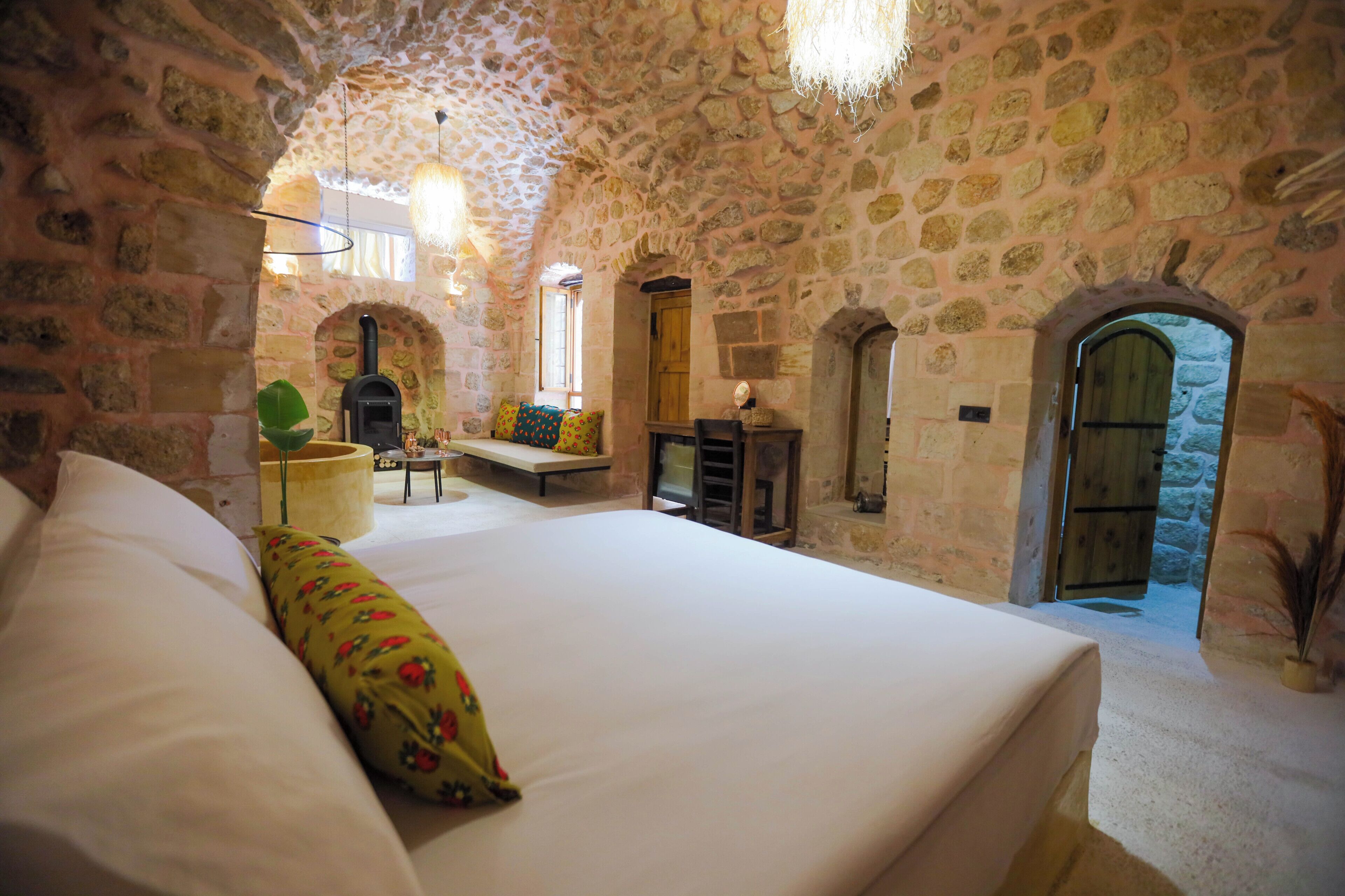 Junior Suite with Jacuzzi and Fireplace | Egyptian cotton sheets, premium bedding, down comforters