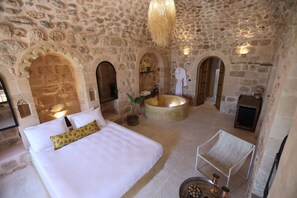 Design Suite with Jacuzzi and Fireplace | Roupas de cama de algodão egípcio, roupas de cama premium