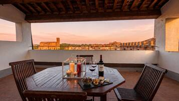 Ático superior, vistas a la ciudad | Restaurante al aire libre