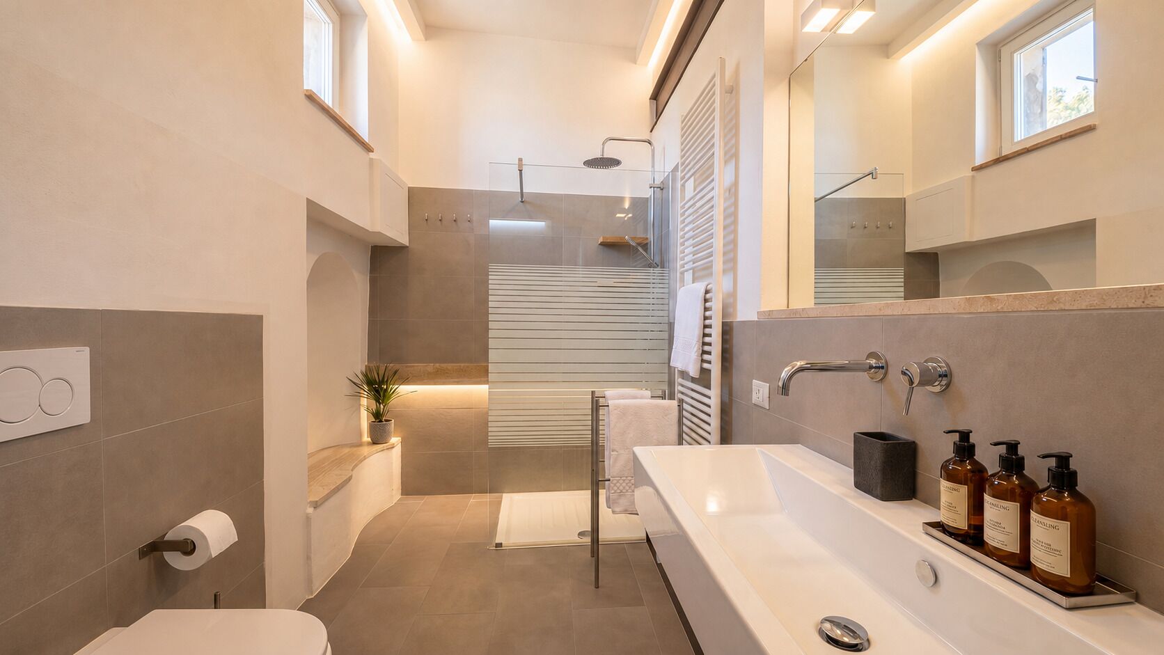 Ático superior, vistas a la ciudad | Baño | Artículos de higiene personal gratuitos, secador de pelo y zapatillas