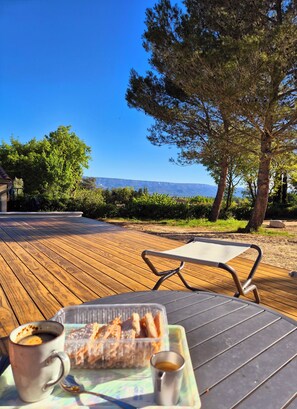 Outdoor dining - Le Repos House—Sleeps 6—Pool—Pétanque (Alleins)