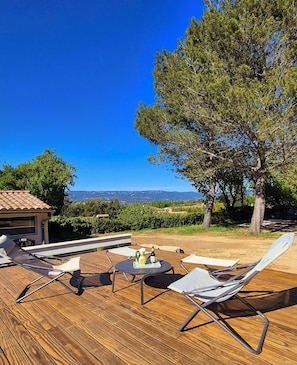 Outdoor dining - Le Repos House—Sleeps 6—Pool—Pétanque (Alleins)
