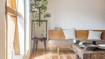 Apartamento, 2 quartos, sacada, vista para o jardim | Sala de estar | Livros