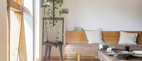 Appartement, 2 chambres, balcon, vue jardin | Salle de séjour | Livres