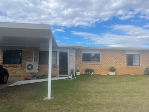 Exterior - Full house all comforts Bald Hills close to Hwy near - shops - train - boat ramp (Bald Hills)