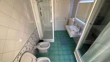 Chambre Confort Double ou avec lits jumeaux, vue ville | Salle de bain | Douche, articles de toilette gratuits, sèche-cheveux