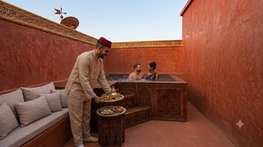 Outdoor pool, pool umbrellas, sun loungers - Riad Hima by Assila (Marrakech)