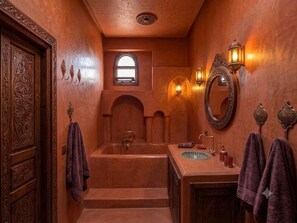 Deluxe tweepersoonskamer, balkon, uitzicht op binnenplaats | Badkamer | Gratis toiletartikelen, een haardroger, handdoeken, zeep