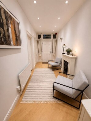 Interior - Fabulous 2-bedroom apartment in charming St Ives perfect getaway parking/views (St Ives)