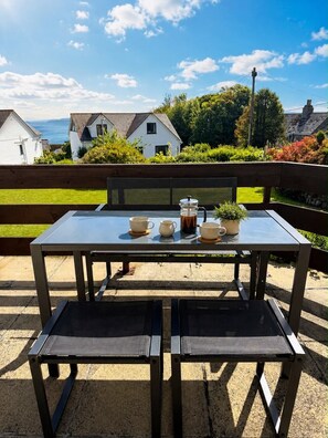 Outdoor dining - Fabulous 2-bedroom apartment in charming St Ives perfect getaway parking/views (St Ives)