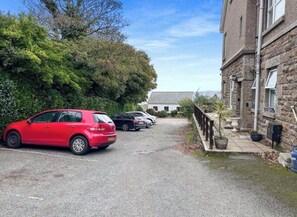 Property grounds - Fabulous 2-bedroom apartment in charming St Ives perfect getaway parking/views (St Ives)