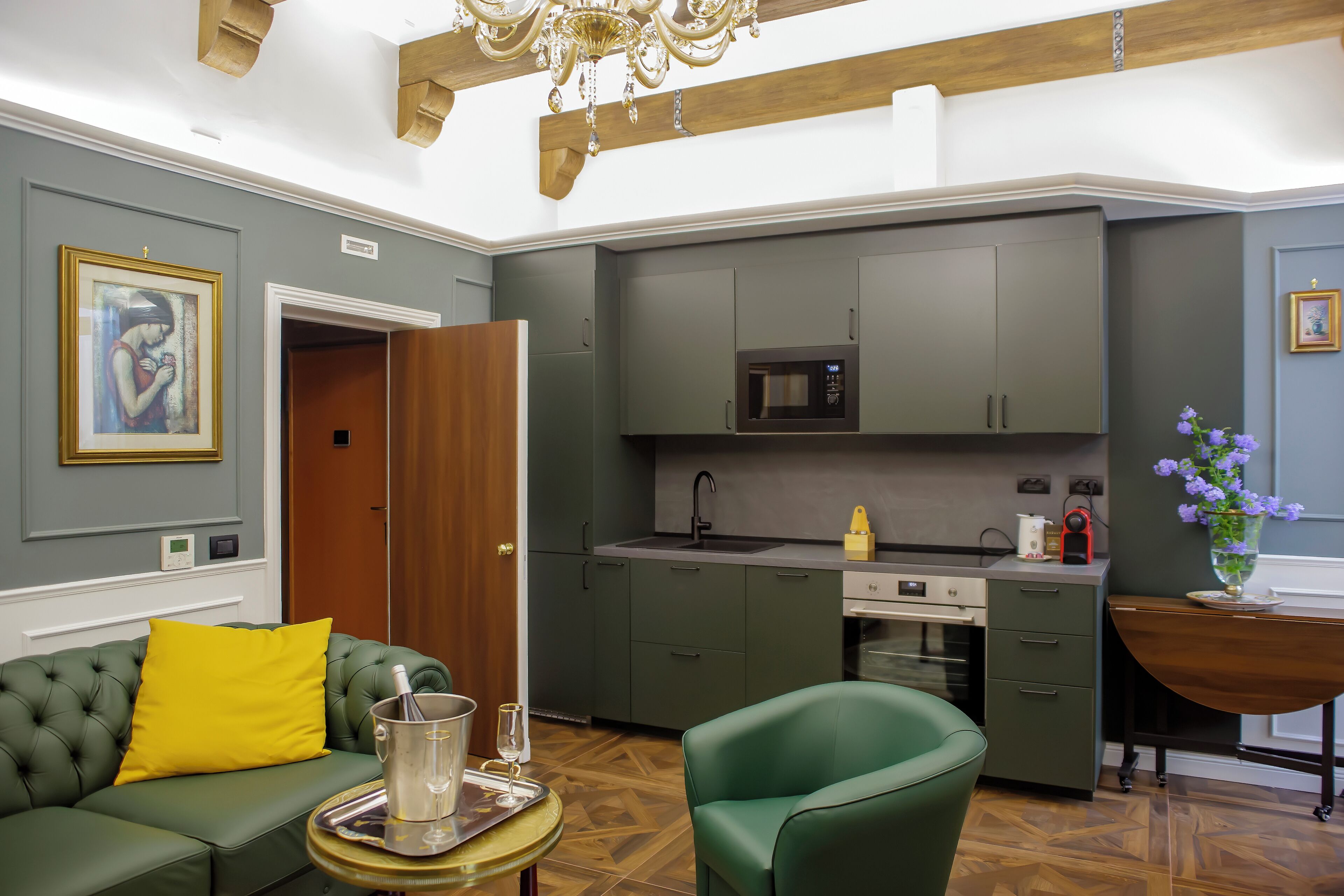 Deluxe Apartment, Kitchenette, City View | Interior