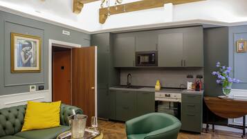 Deluxe Apartment, Kitchenette, City View | Interior