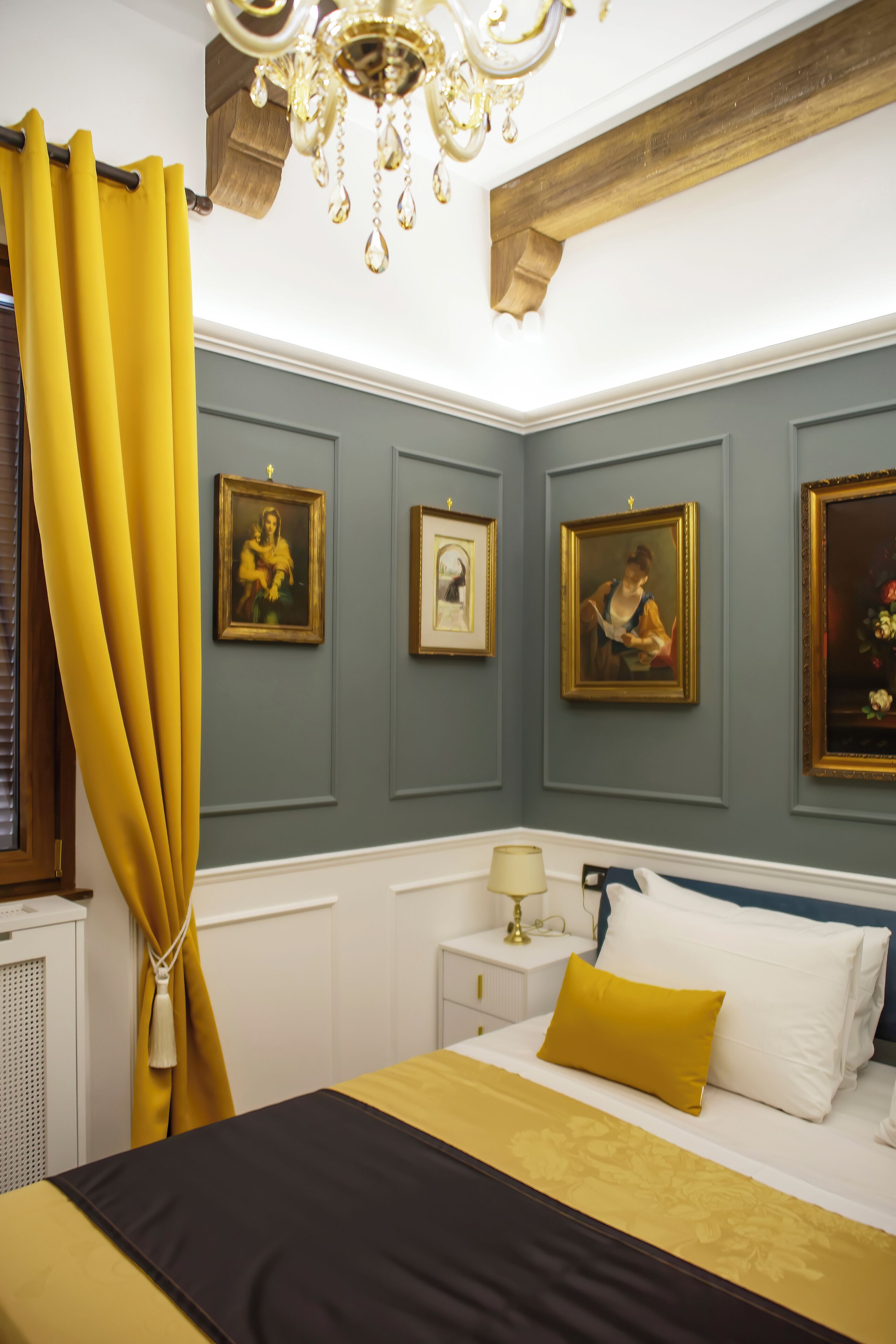 Un dormitorio con cama, mesita de noche, lámpara y candelabro.