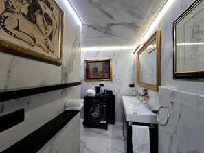 Towels, soap, shampoo, toilet paper - THE SANCTUARY (Roma)