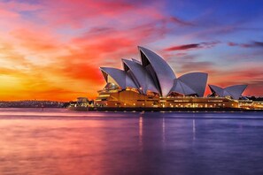 The Sydney Opera House with its distinctive sail-like design, located by a waterfront. - Penthouse with Harbour Views in Neutral Bay (Neutral Bay)