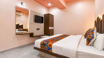 Executive Suite | Desk, free WiFi
