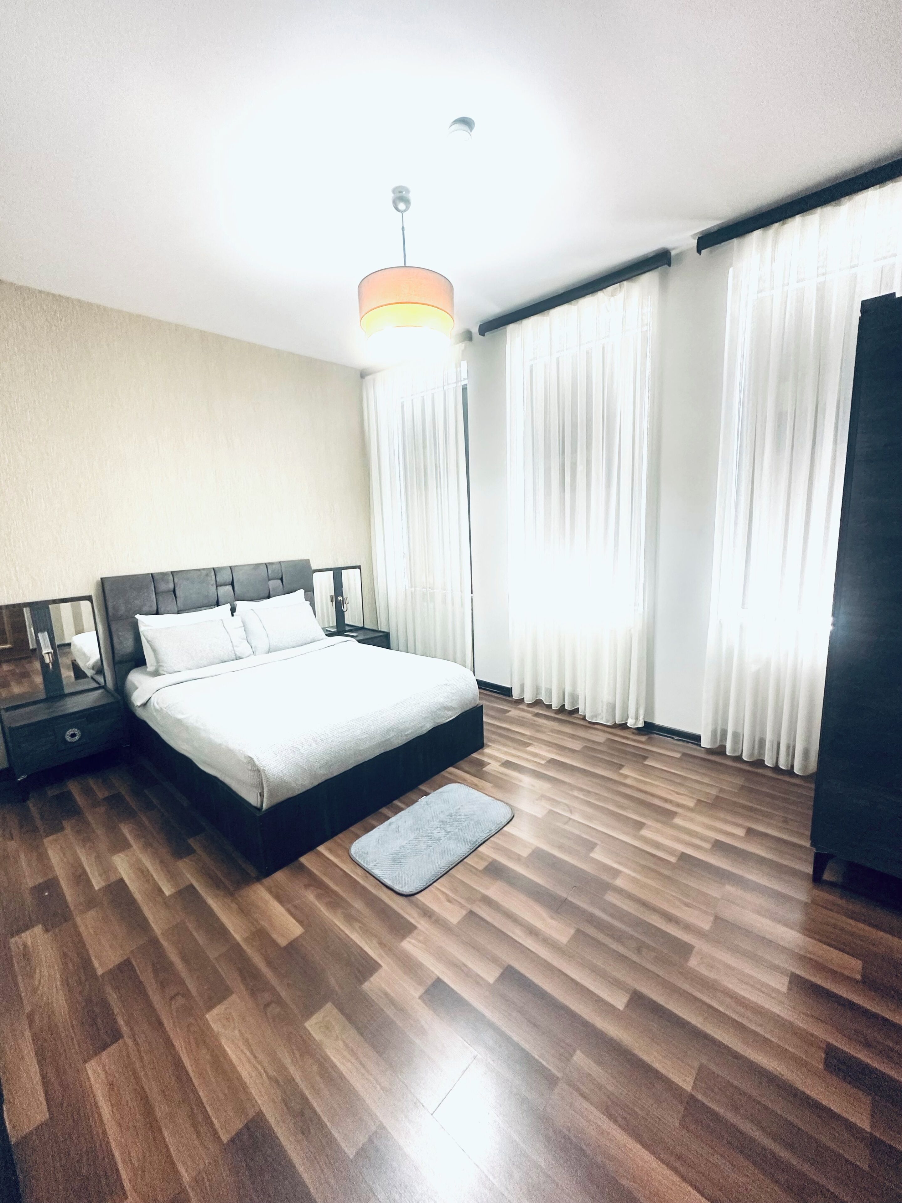 Espacio para trabajar con laptop y cortinas blackout 