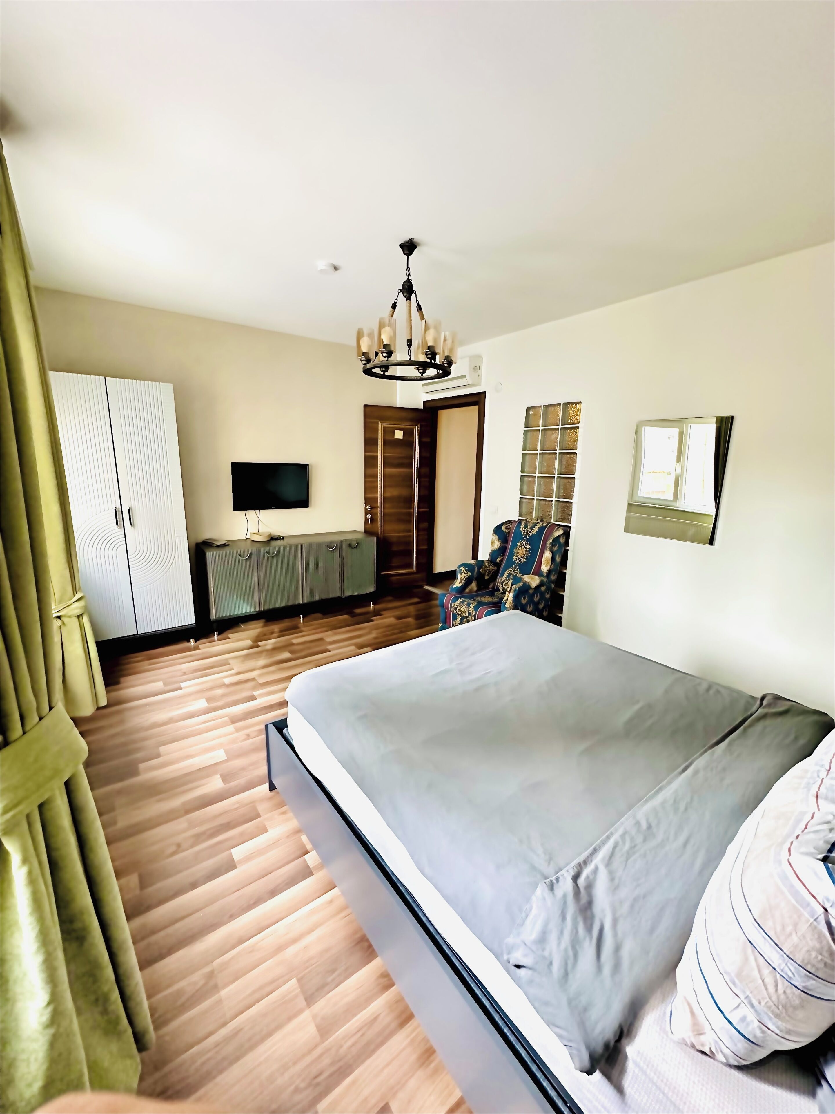 Laptop workspace, blackout drapes, iron/ironing board, free WiFi