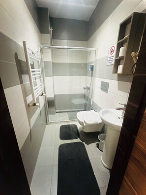 Shower, hair dryer, slippers, towels - lotus inn (ŞİŞLİ)