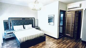 Laptop workspace, blackout drapes, iron/ironing board, free WiFi