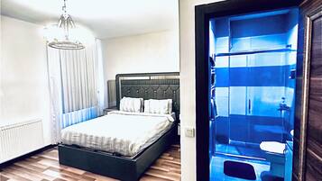 Laptop workspace, blackout drapes, iron/ironing board, free WiFi