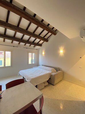 Interior - Apartment with a view of the canal in a Venetian building (Venezia)