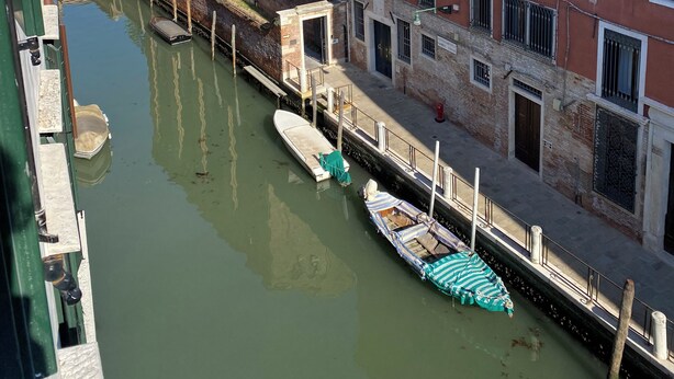 A canal with boats, buildings with arched windows, and a clear sky. - Apartment with a view of the canal in a Venetian building (Venezia)