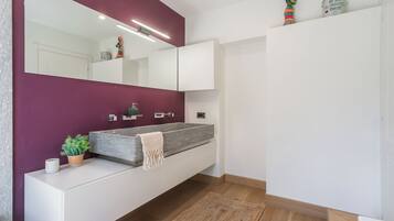 Villa (4 Bedrooms) | Bathroom | Shower, hair dryer, bidet, towels