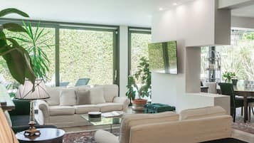 Villa (4 Bedrooms) | Wohnbereich | 32-Zoll-Fernseher mit Kabelempfang, Tischtennisplatte
