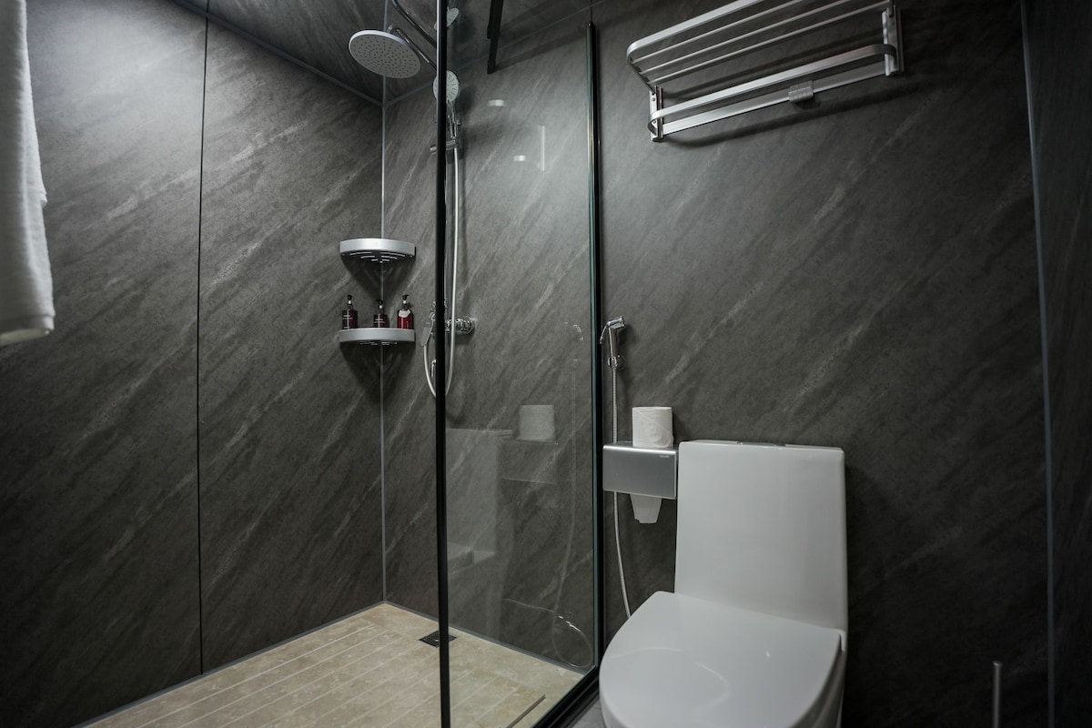 Regadera con hidromasaje, secadora de cabello, bidet, toallas