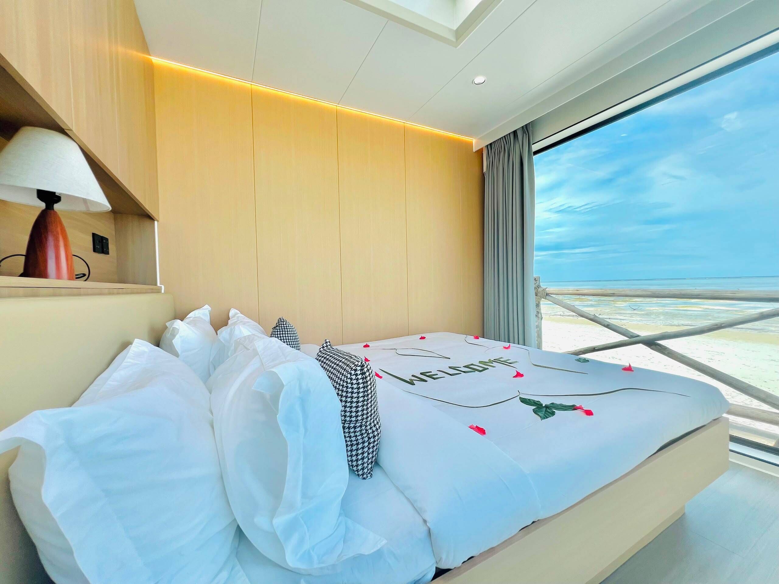 Suíte júnior, vista para a praia | Roupas de cama premium, cofres nos quartos, quartos à prova de som