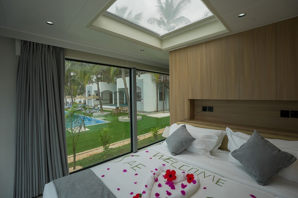 Suite junior, vista a la playa | Ropa de cama de alta calidad y caja de seguridad en la habitación