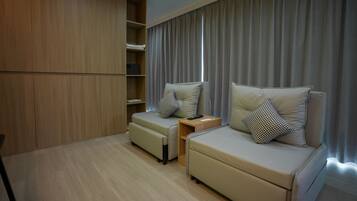 Suite junior, vistas a la playa | Zona de estar