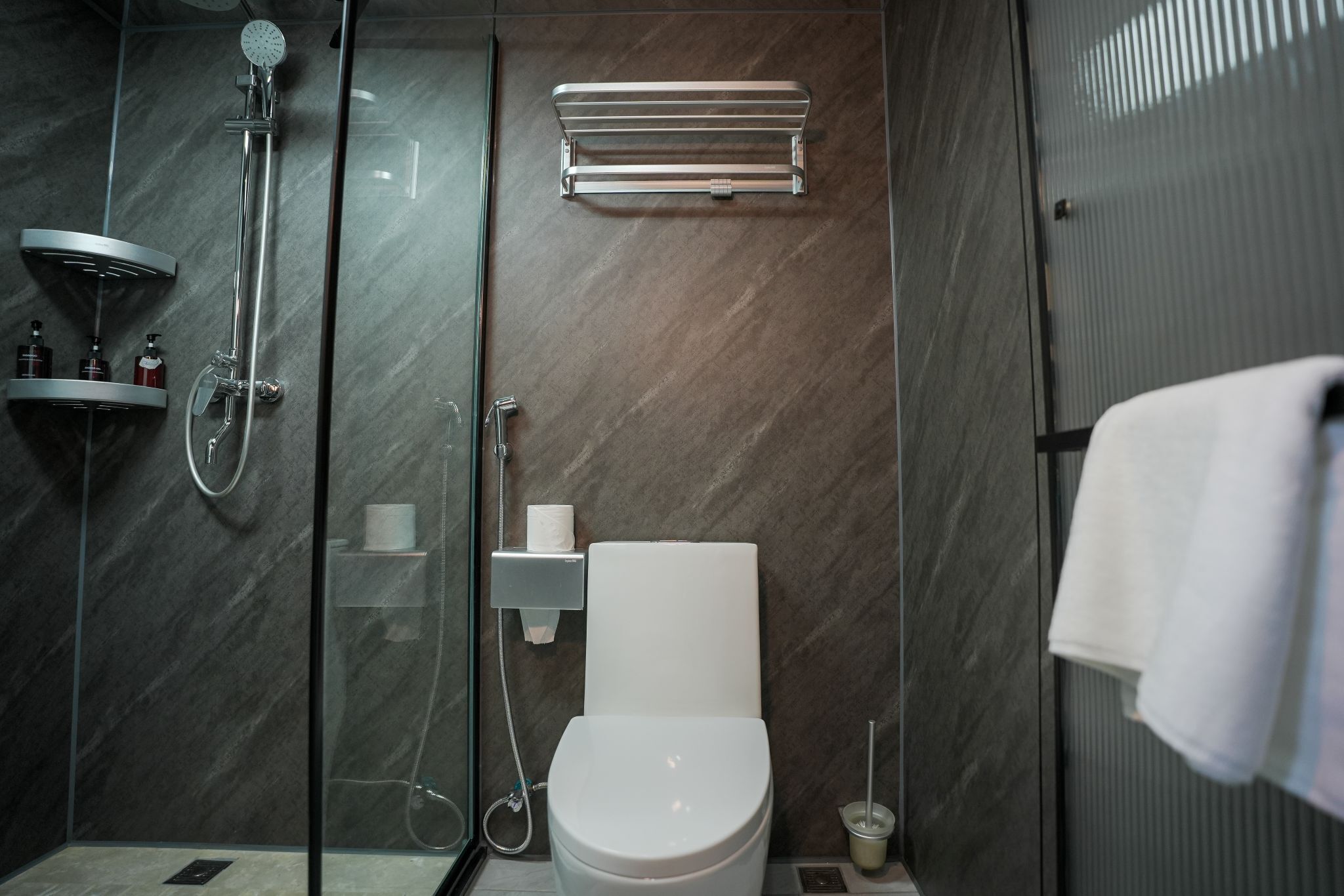 Suíte júnior, vista para a praia | Banheiro | Ducha de hidromassagem, secador de cabelo, bidê, toalhas de banho