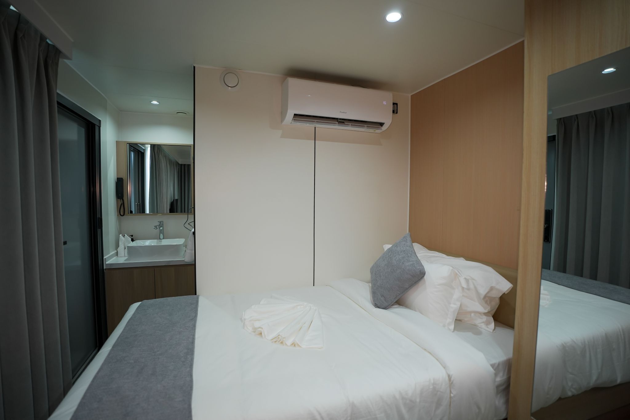 Quarto duplo standard | Roupas de cama premium, cofres nos quartos, quartos à prova de som